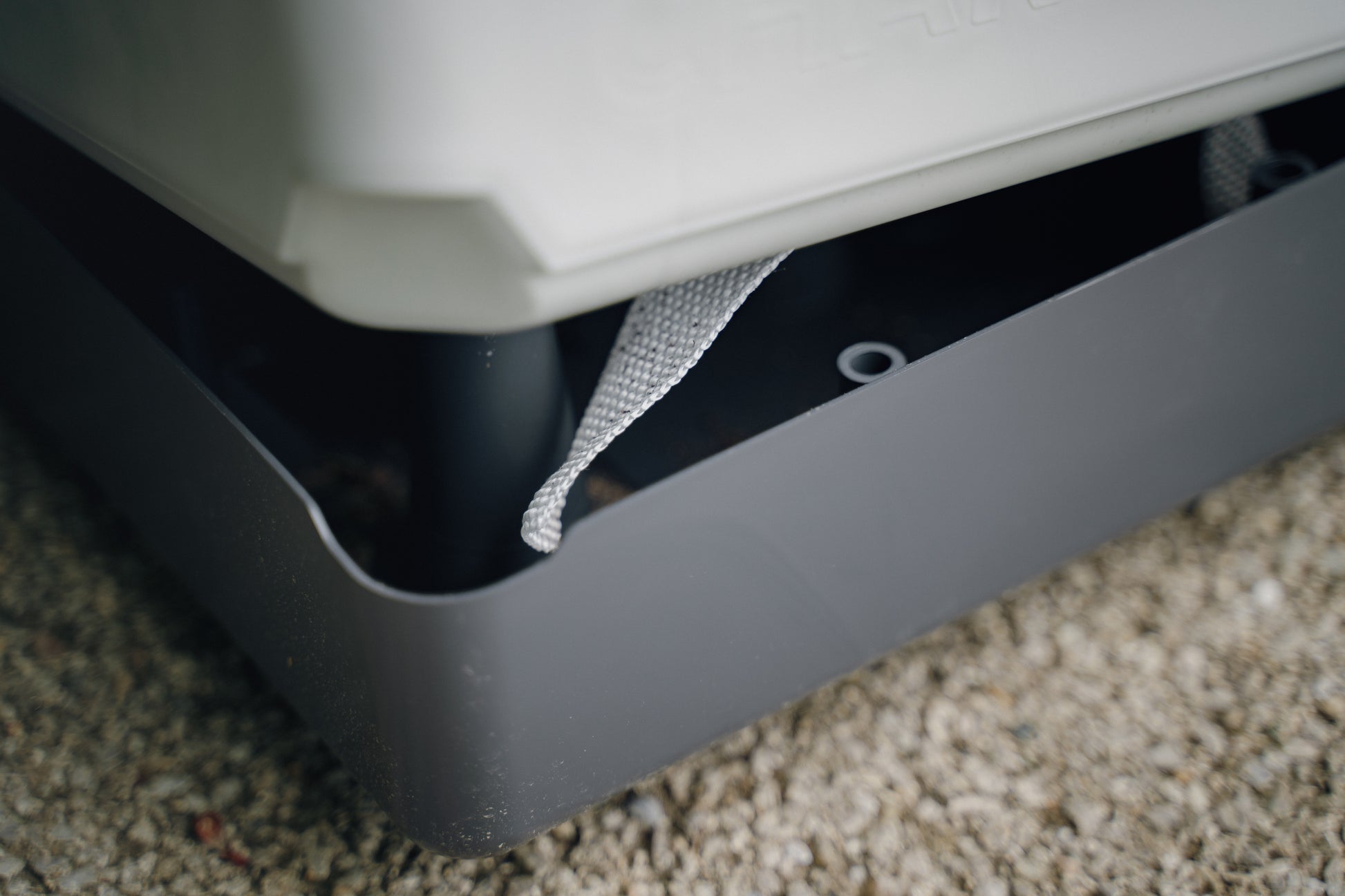 Detajl vodnega rezervoarja lončka Charly Chili s tekstilnim trakom za samodejno namakanje.