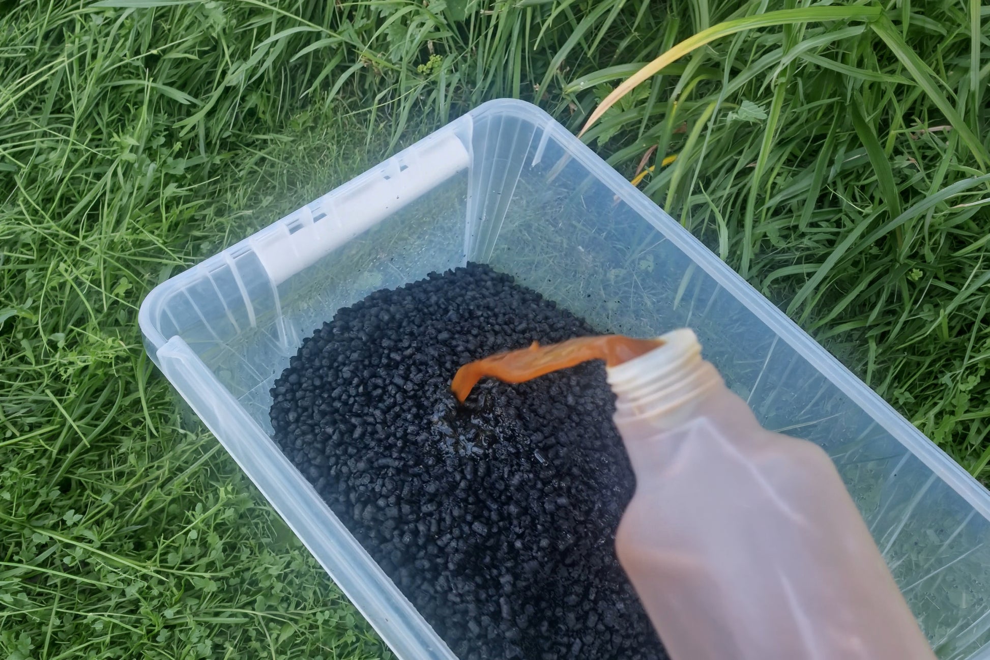Dodajanje Organko tekočega gnojila v Biochar za aktivacijo in obogatitev z mikroorganizmi ter hranili.
