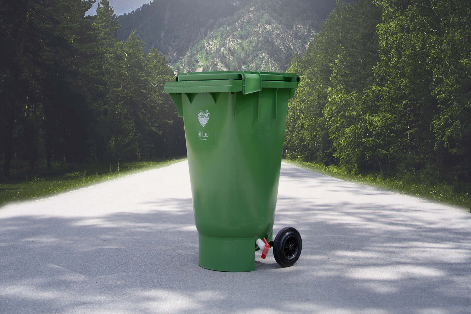 Organko XL kompostnik postavljen na prostem v naravnem okolju.