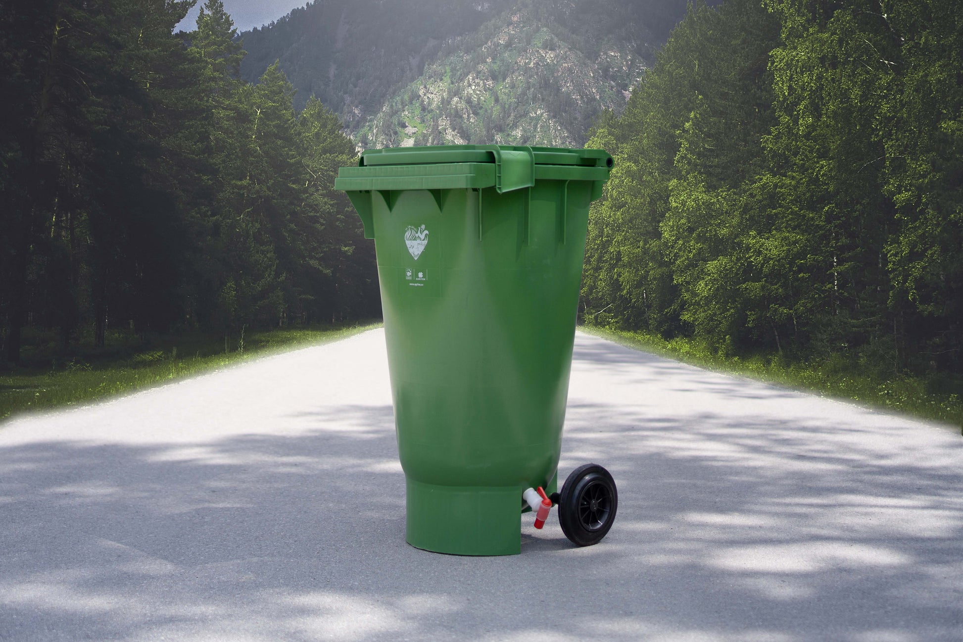 Organko XL kompostnik postavljen na prostem v naravnem okolju.