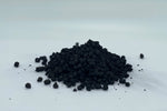 Granule Biocharja na beli podlagi, pripravljene za uporabo pri izboljšanju rodovitnosti tal in zadrževanju hranil.