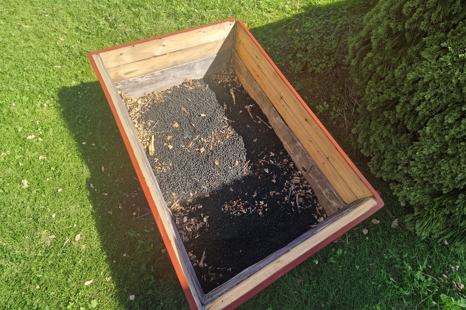 Biochar, dodan v visoko gredo kot naravni dodatek za boljšo strukturo tal, zadrževanje vlage in hranil.