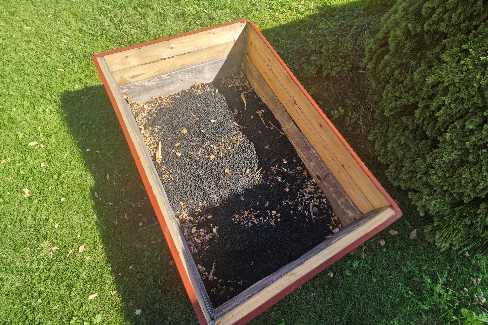 Biochar, dodan v visoko gredo kot naravni dodatek za boljšo strukturo tal, zadrževanje vlage in hranil.