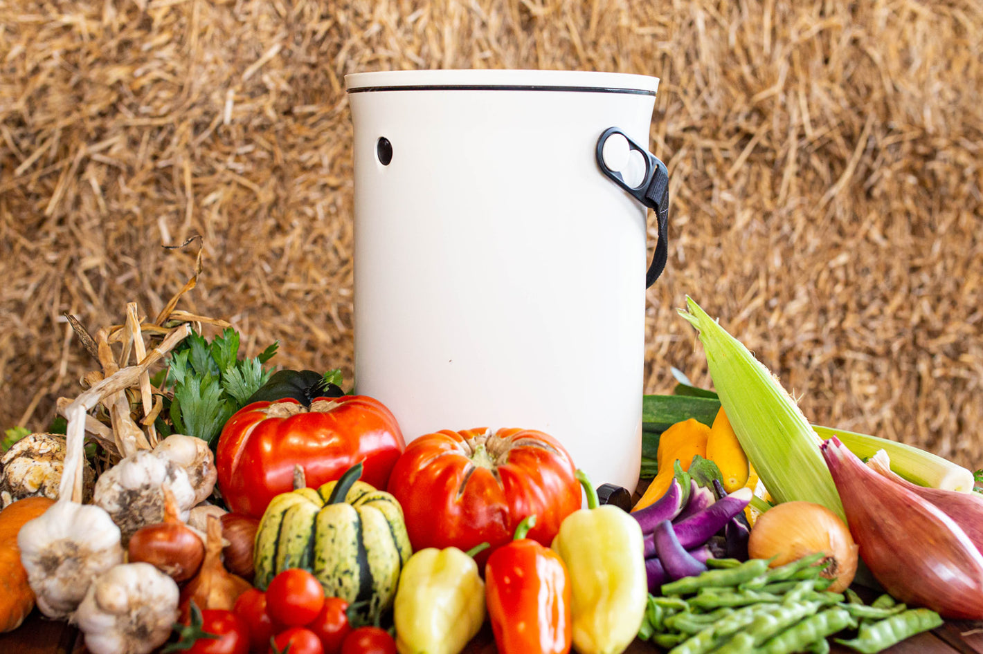 Bokashi Organko 2 kompostnik obdan s svežo zelenjavo.