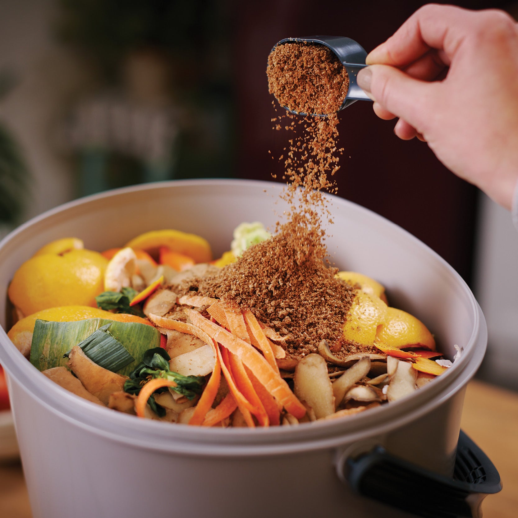 Dodajanje fermentaktivatorja v Bokashi Organko za proces fermentacije bio odpadkov.