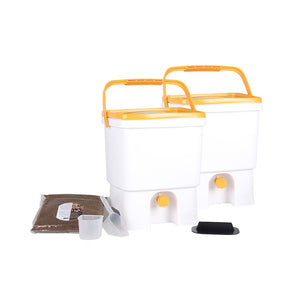 Komplet Bokashi Organko z dvema belima kompostnikoma, posipom in dodatki za enostavno kompostiranje v kuhinji.